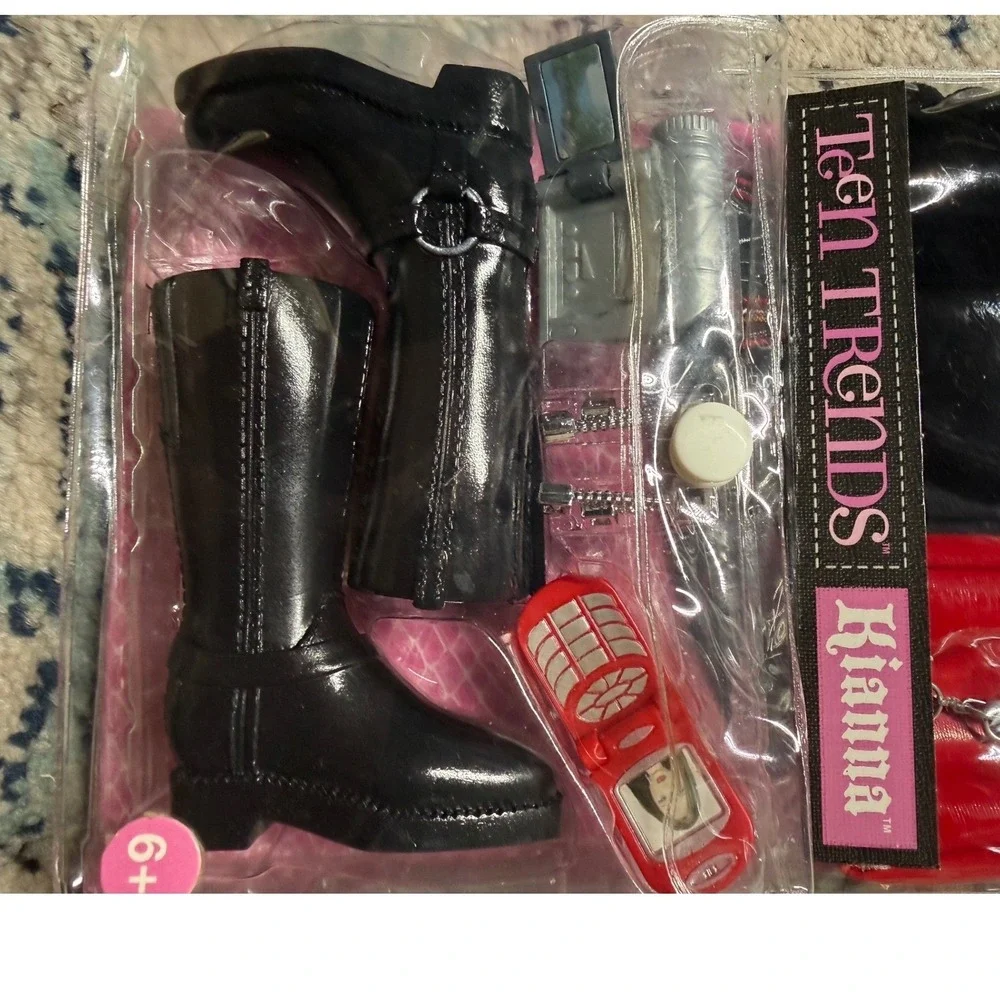 Mattel Teen Trends Kianna Weekend Wear Fashion Pack 2005 Red Black Y2K H8107 NEW - Picture 3 of 5